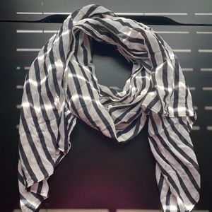 Black and white scarf